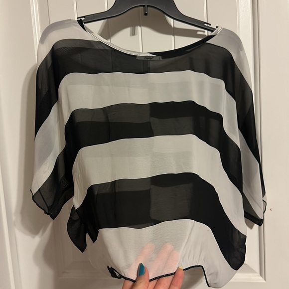 🗣️3 for 15! B&W striped tunic top - Picture 5 of 6